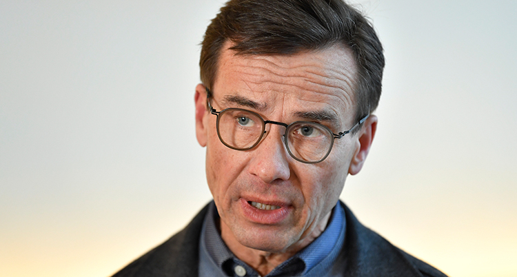 Kristersson ser allvarlig ut. Han tittar vid sidan om kameran. Det är en närbild
