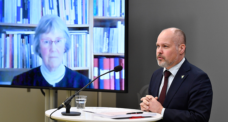 Hjelm Wallen på en tv-skärm pratar med Johansson under pressträffen.