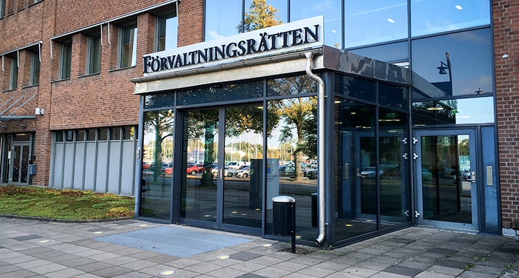 En glasad ingång ovanför vilken det finns en skylt som det står Förvaltningsdomstolen på.
