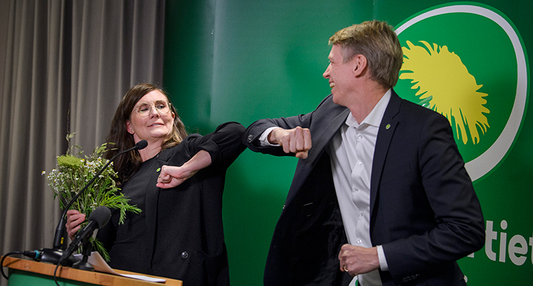 De hälsar på varandra med armbågarna.