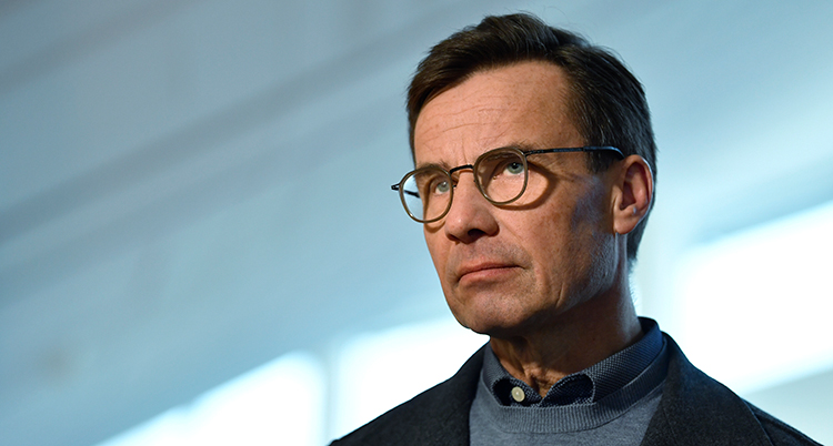Närbild på Kristersson. Han ser allvarlig ut.