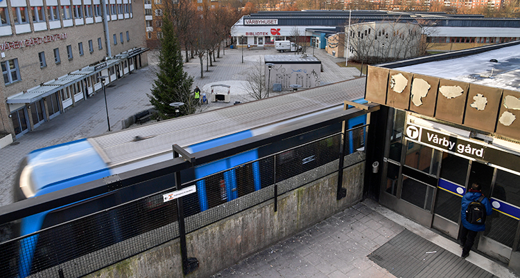 En bild ovanifrån på ett torg och tunnebanestationen i Vårby gård.