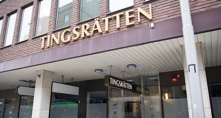 En bild på tingsrättens entré.
