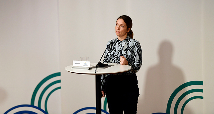 en bild på avstånd på Sara Byfors under pressträffen.