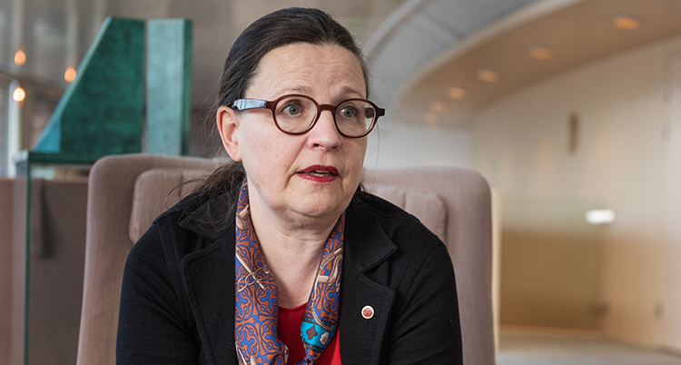 Ekström tittar vid sidan om kameran. Hon har sökt hår och glasögon. Hon pratar.
