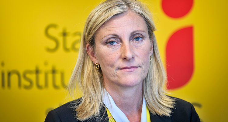 Elisabeth Åbjörnsson Hollmark framför Sis-logga.