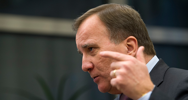 Närbild på Löfven. Han tittar år sidan. Håller en hand i luften och pekar.