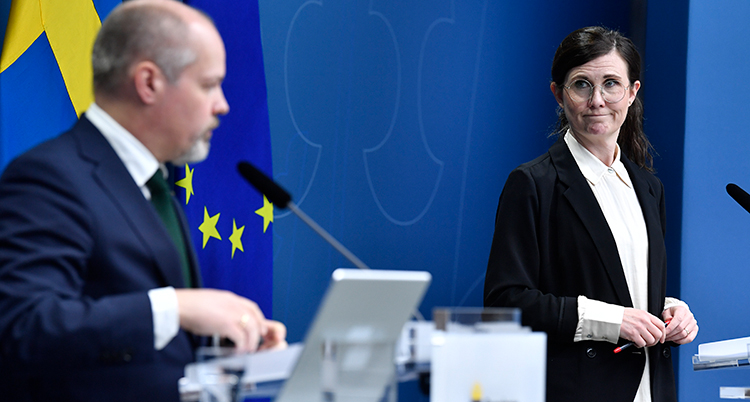 Johansson och Stenevi på en pressträff.