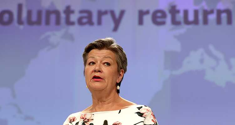 Ylva Johansson pratar.