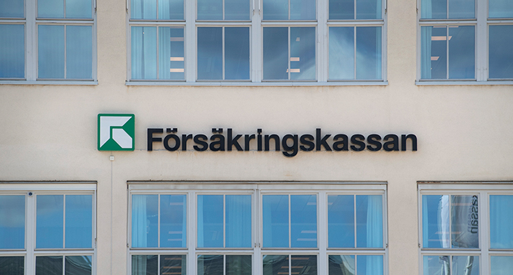 En bild på en byggnad som det står Försäkringskassan på.