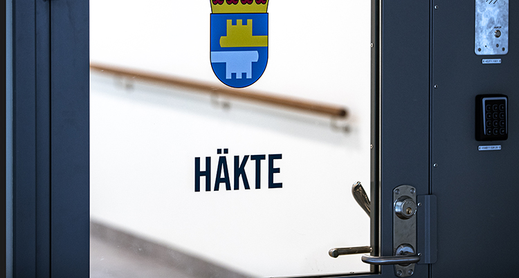 En dörr som det står häkte på.