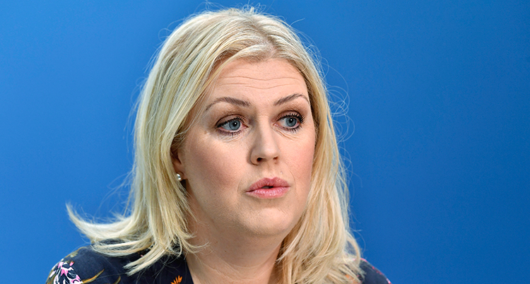 En nära bild på ministern som har långt blont hår.