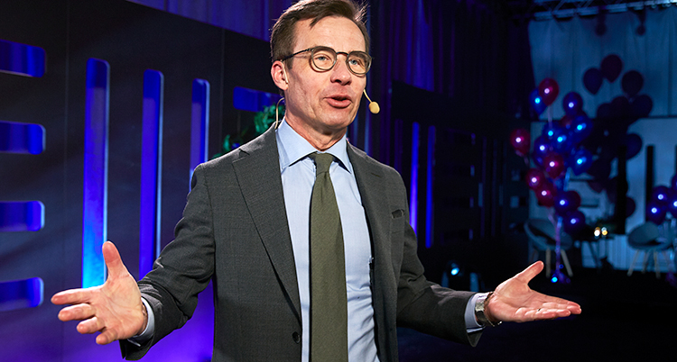 kristersson talar och sträcker ut händerna.