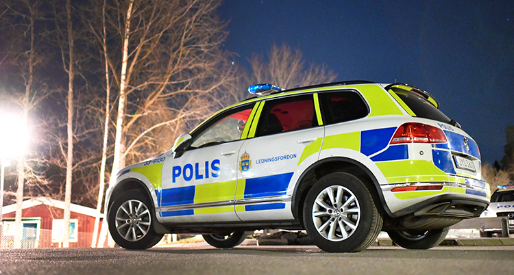 Det är kväll. En nära bild på polisbilen.