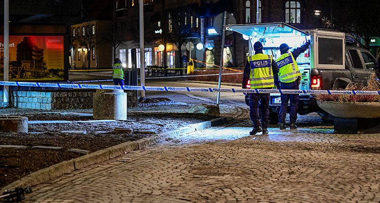 Det är mörkt. Platsen är avspärrad med tejp som det står polis på.