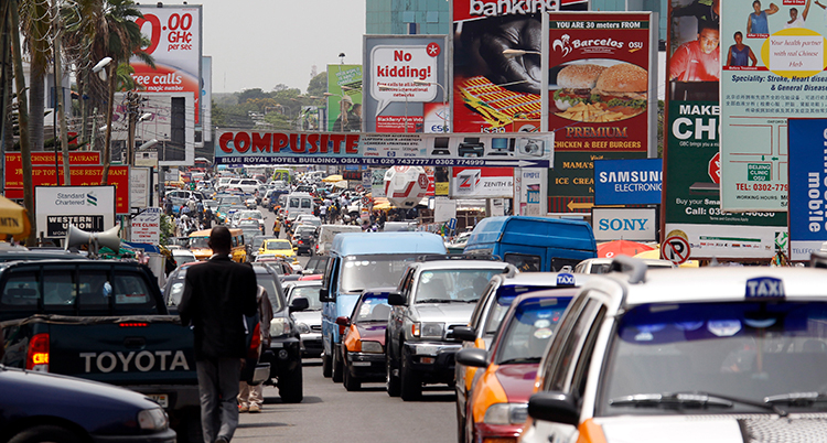En gata i staden Accra i Ghana. Massor av bilar köar på gatan.