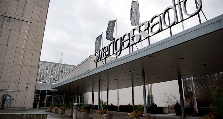 Sveriges radios logga som sitter på husets entré.