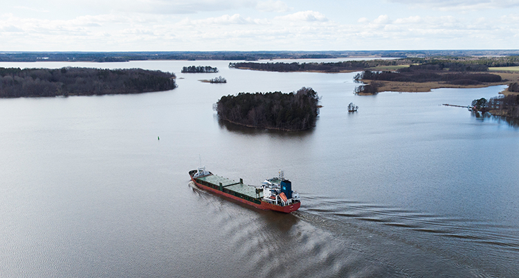 Ett stort fartyg kör på vattnet genom en skärgård med öar
