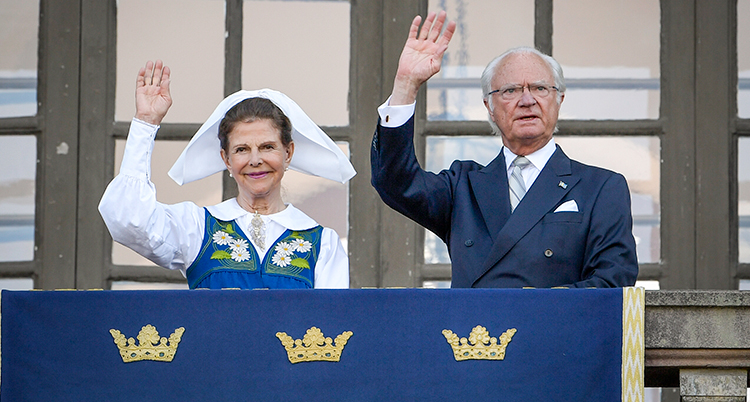 Kungen och Silvia vinkar till folket.