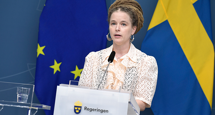 Ministern Amanda Lind pratar.