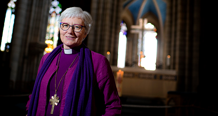 Antje Jackelén i prästkläder i en kyrka.