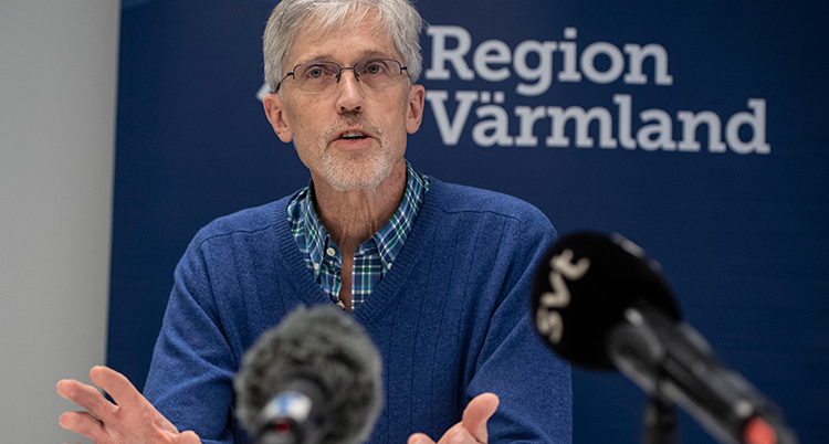 Läkaren Ingemar Hallén på en pressträff i Värmland.