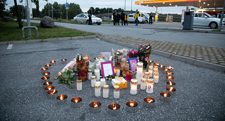 Ljus i en ring där en tolvårig flicka blev skjuten.