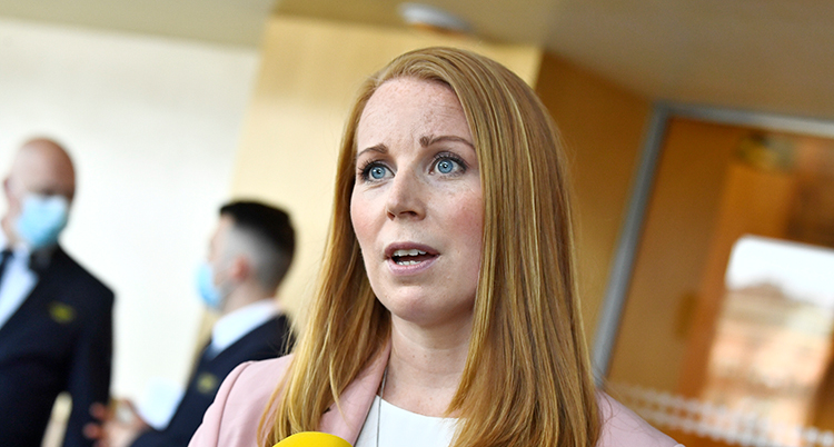 En nära bild på henne. Hon talar till en gul mikrofon.