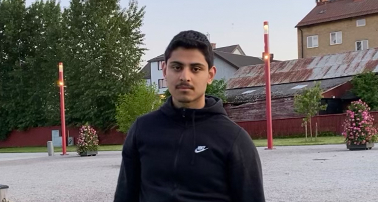 Ayham Abdulhak står på en skolgård.