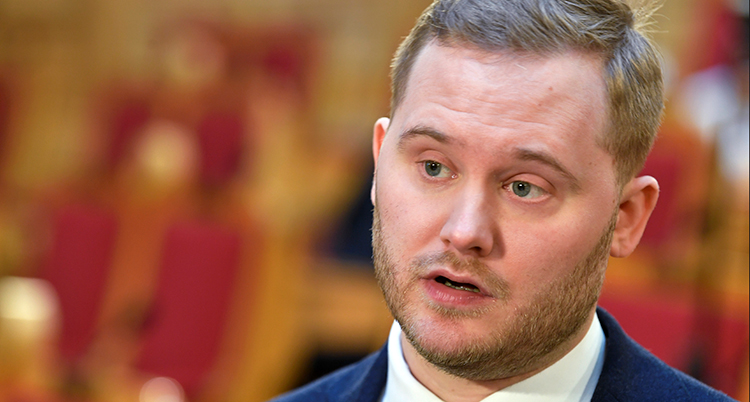 En nära bild på honom.