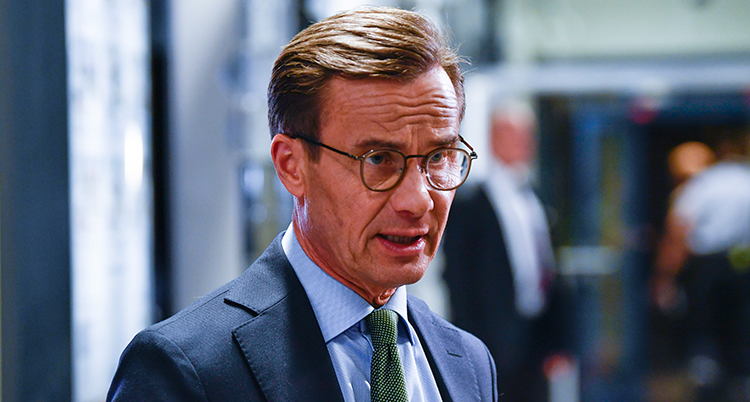 En närbild på Kristersson. Han ser allvarlig ut och pratar.