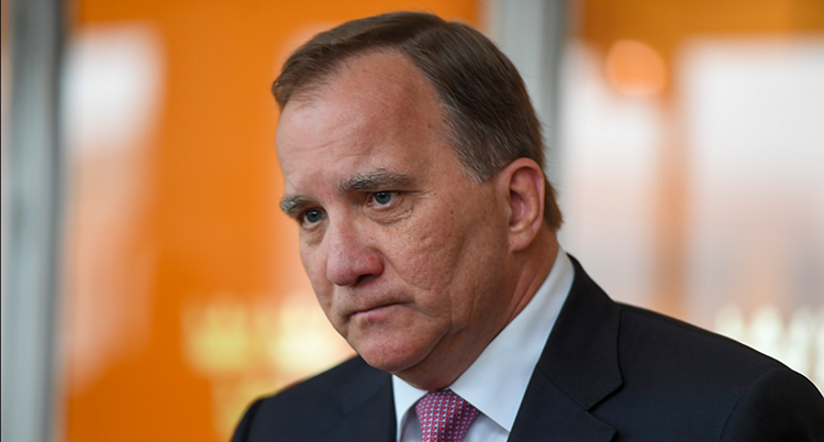 En nära bild på Löfven. Han ser allvarlig ut.