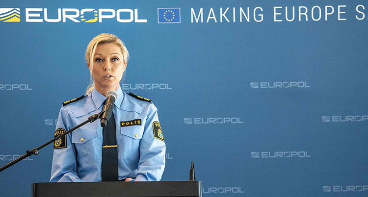 Polisen Linda Staaf pratar på en presskonferens.
