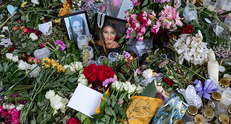 Blommor på platsen där Karolin Hakim blev mördad.