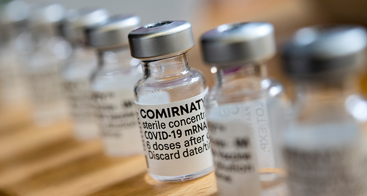 flaskor med vaccin på rad.