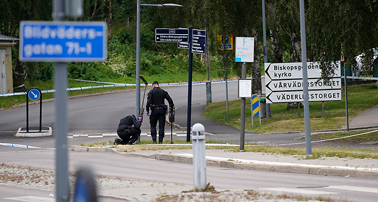 Två poliser är ute på en gata i Göteborg. De letar efter spår.