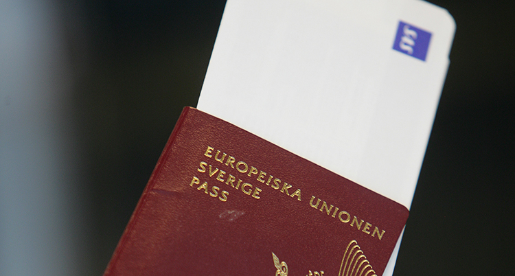 Bilden visar ett rött pass. Det är ett svenskt pass.