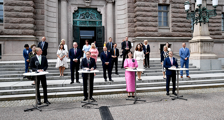 alla ministrar uppställda på en trappa utanför riksdagen.