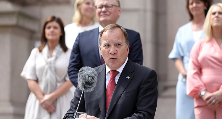 Stefan Löfven håller presskonferens.