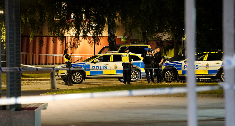 Poliser arbetar i området Biskopsgården där deras kollega blev skjuten till döds.