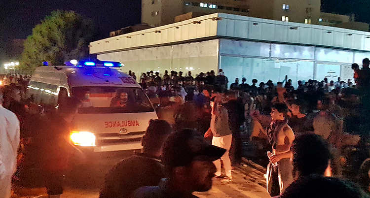 Ambulans anländer till branden vid ett sjukhus i Irak.
