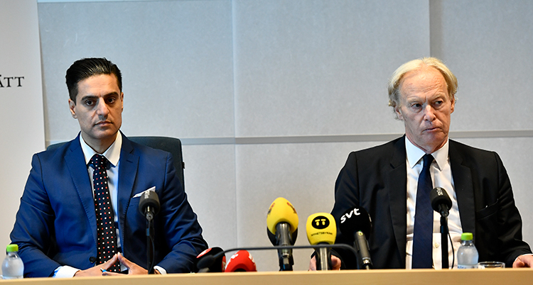 Domarna framför flera mikrofoner vid presskonferensen.