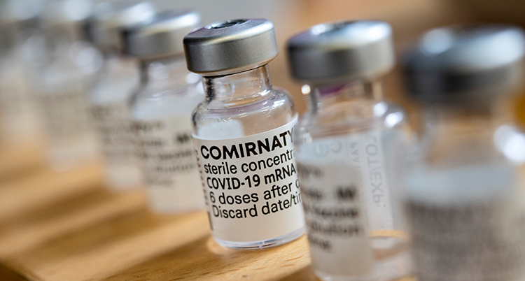 flaskor med vaccin på rad.