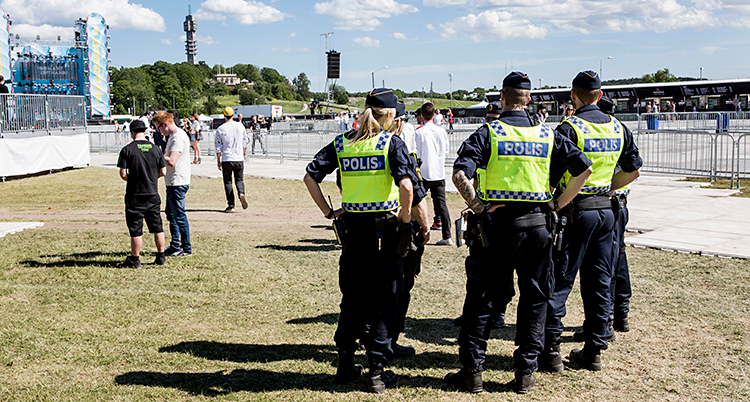 Några poliser står på Gärdet i Stockholm. De håller koll på en festival. Bilden är från år 2015.
