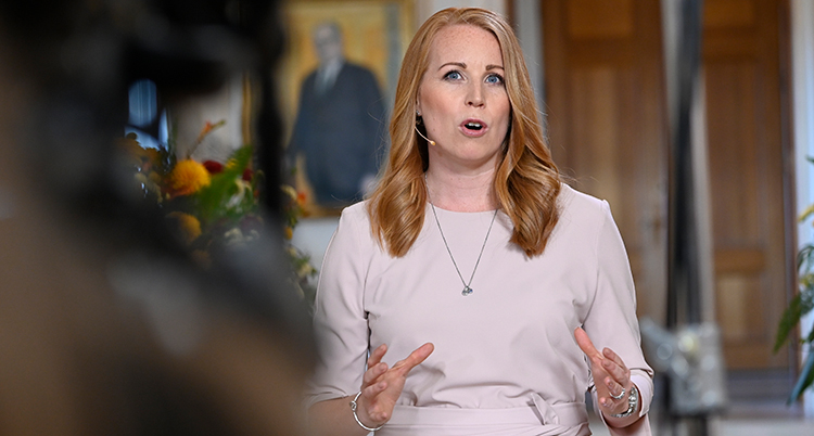 Annie Lööf talar. Hn har en liten mikrofin framför munnen och gör en gest med händerna. Foto: TT