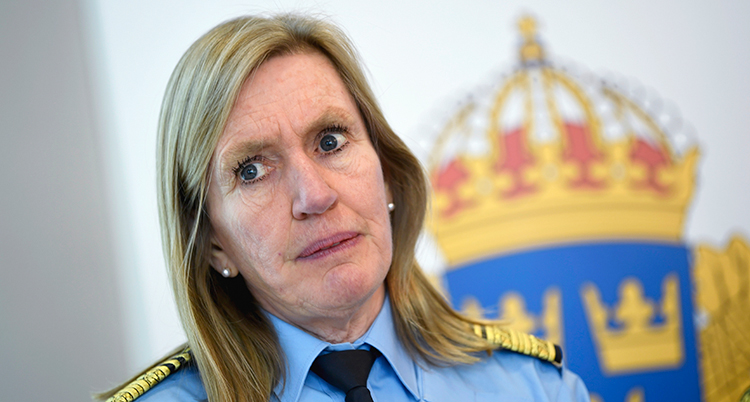 En nära bild på hennes ansikte. Hon ser allvarlig ut.