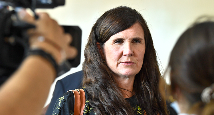 Märta Stenevi pratar och tittar på emn person som står i kanten av bilden.