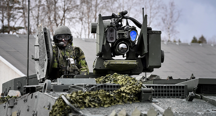 Bild på militär i stridsvagn.