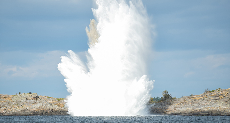 Bild på explosion av mina i Stockholms skärgård.