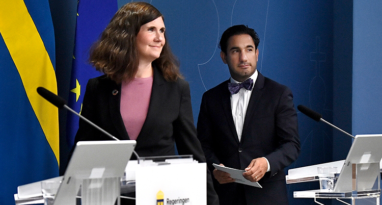 märta stenevi och ardalan shekarabi under presskonferensen.